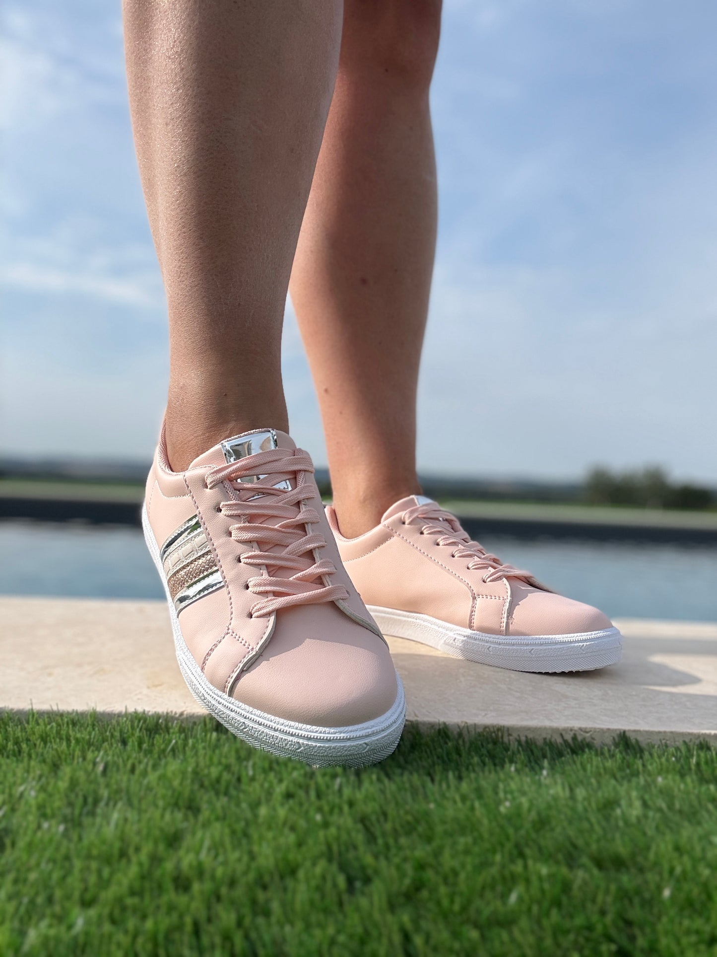 Chaussures baskets rose pâle avec bandes argentées et dorées style sneakers