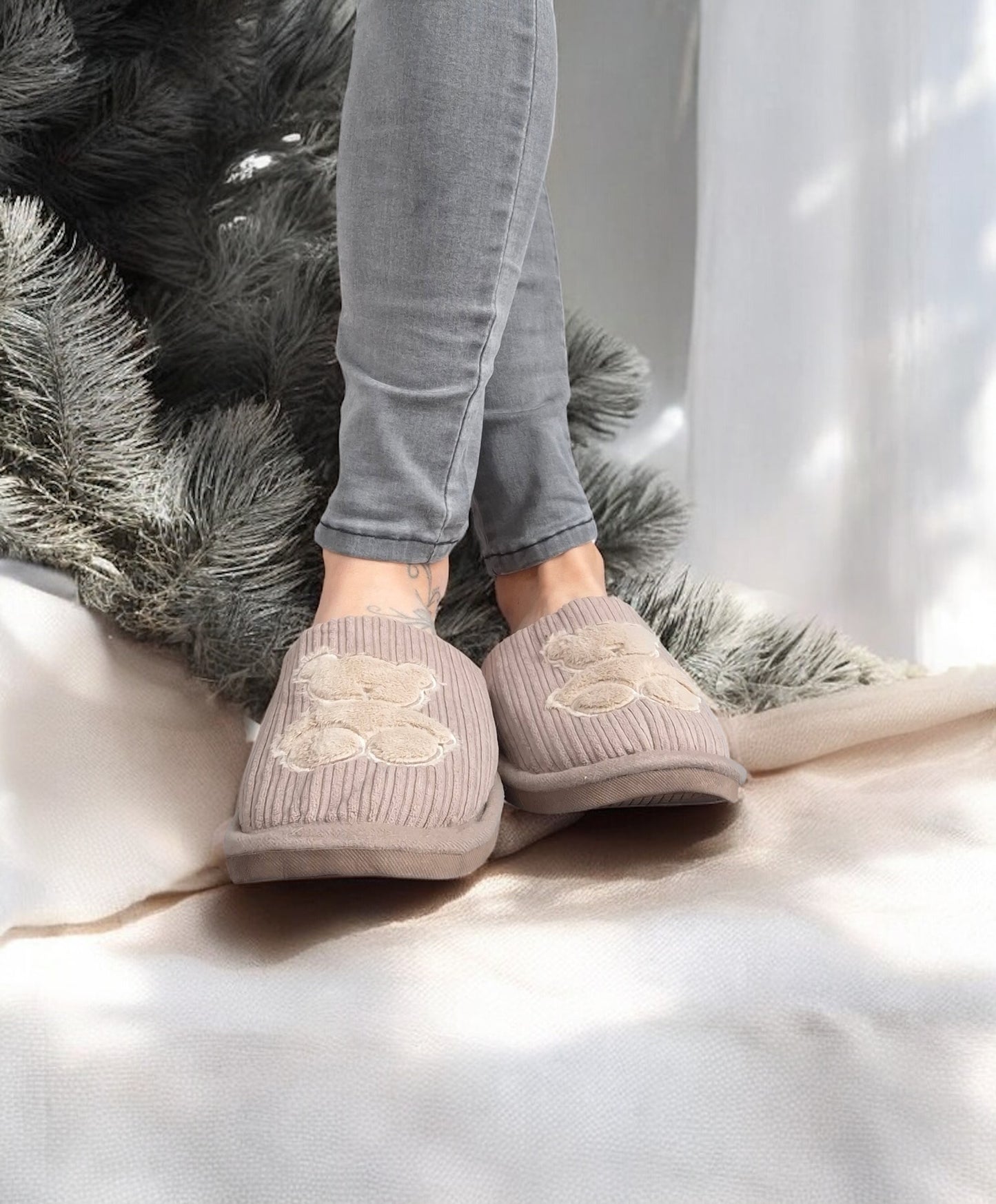 Chaussons fourrés marron en tissu avec motif ours