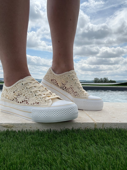 Chaussures baskets basses à dentelle beige en tissu style converse