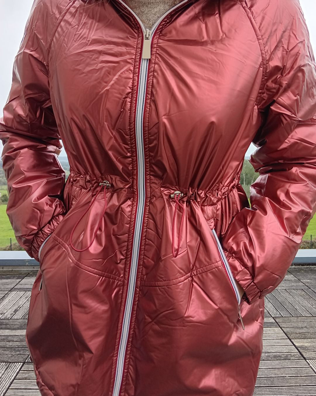 Attrait Paris - Manteau mi-long imperméable fourré resserrable à la taille rouge bordeaux