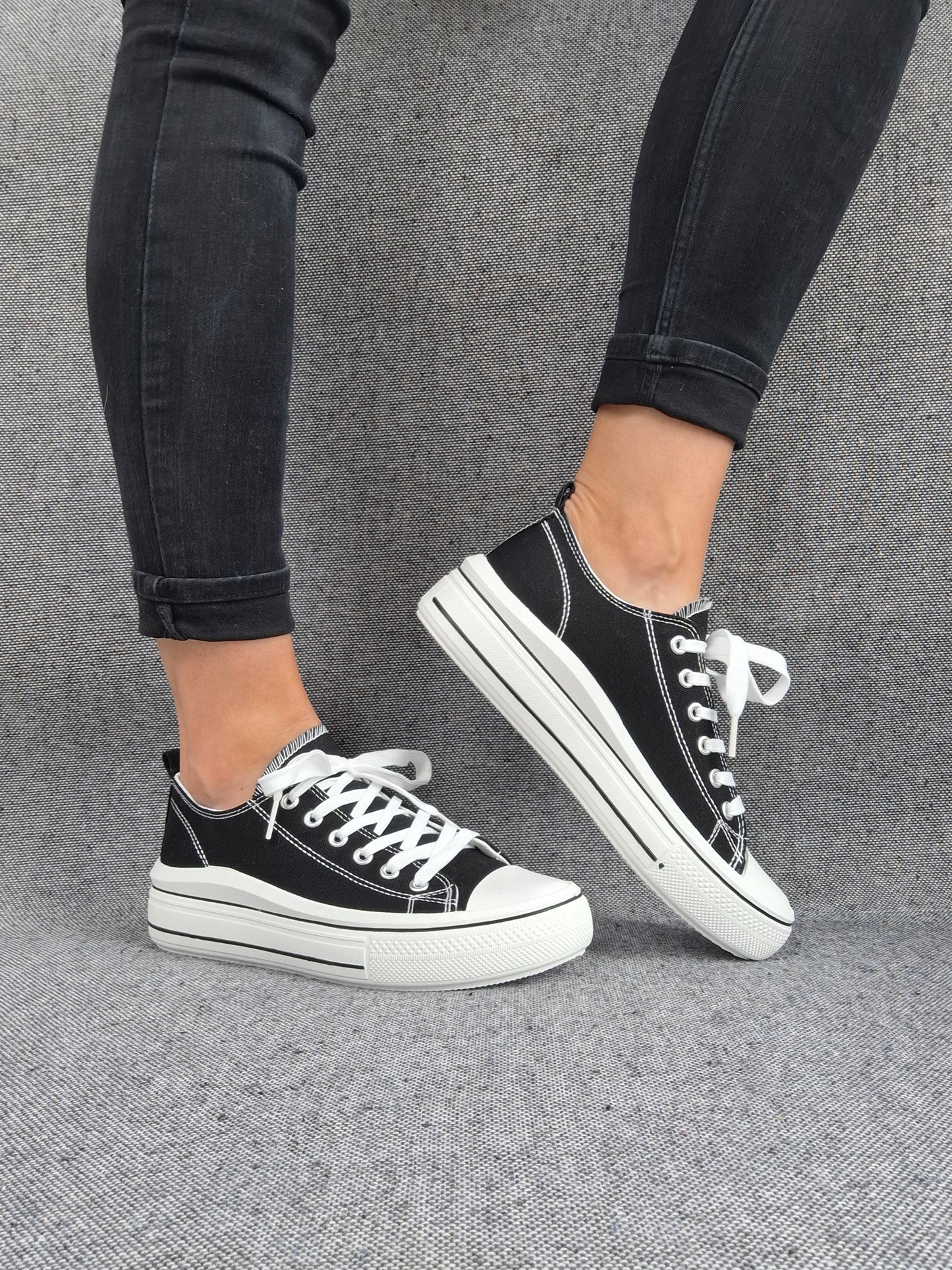 Chaussures baskets en toile tissu noir semelle épaisse style converse