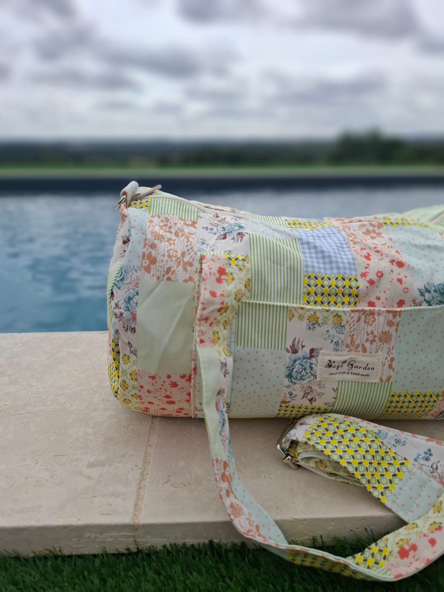 Sac polochon week end de voyage en tissu coton patchwork multicolore fleuri vert clair et jaune