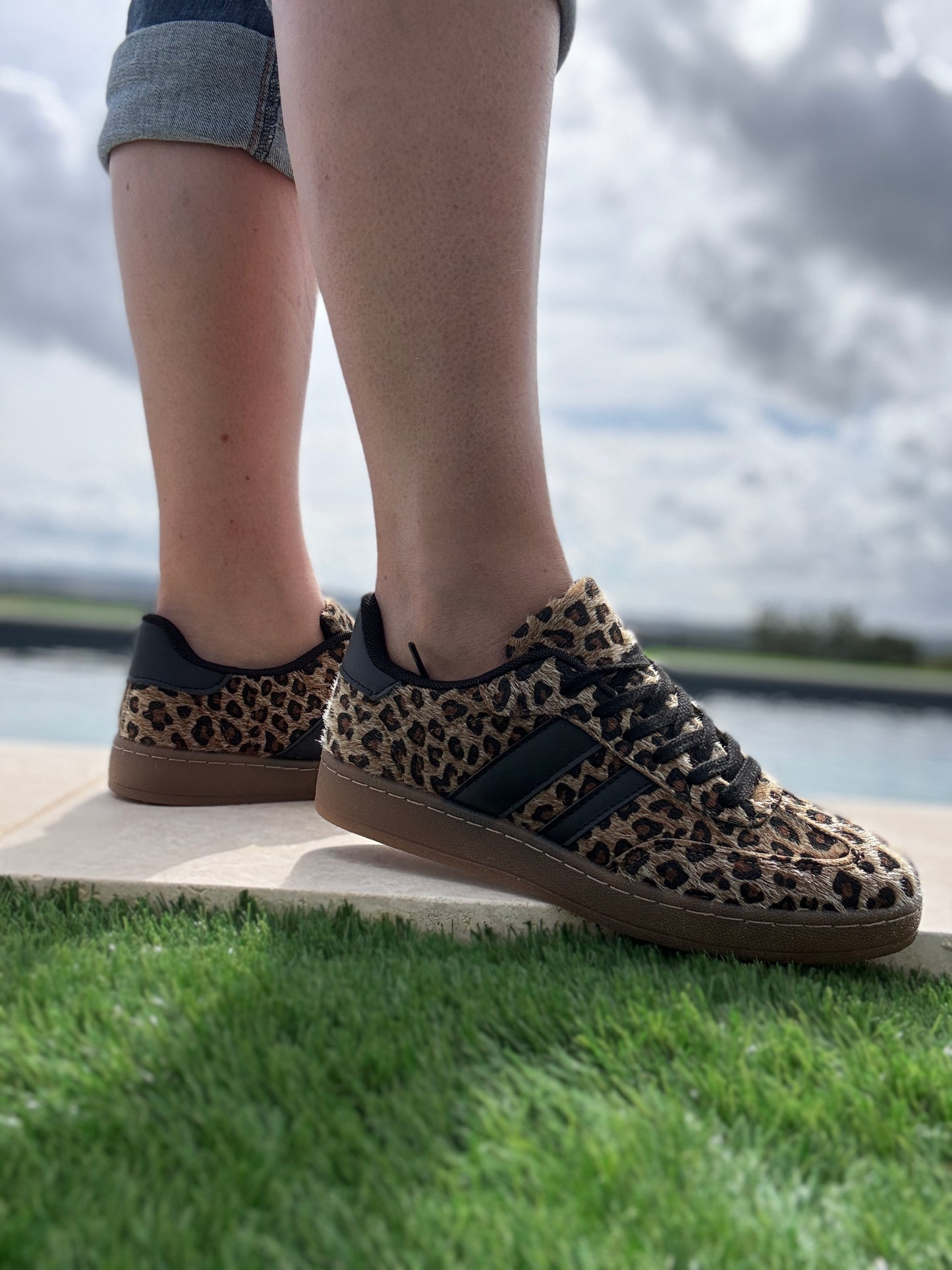 Chaussures baskets basses toucher poils imprimé léopard avec bandes noires style campus