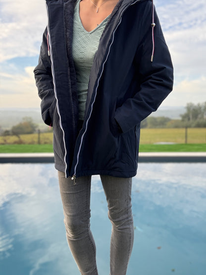 Manteau imperméable mi long fourré en fausse fourrure bleu marine