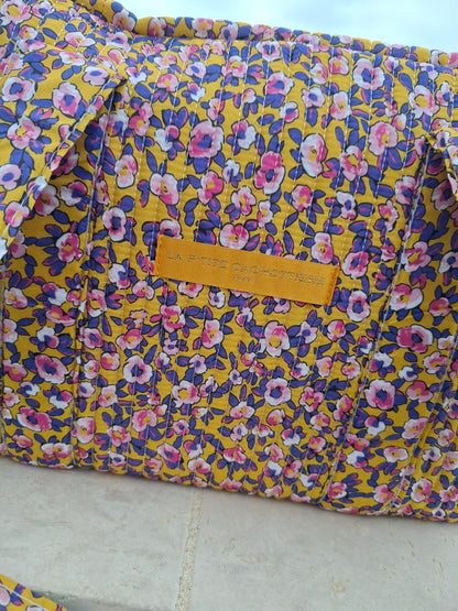 Sac week-end polochon en coton matelassé jaune liberty fleuris rose et violet