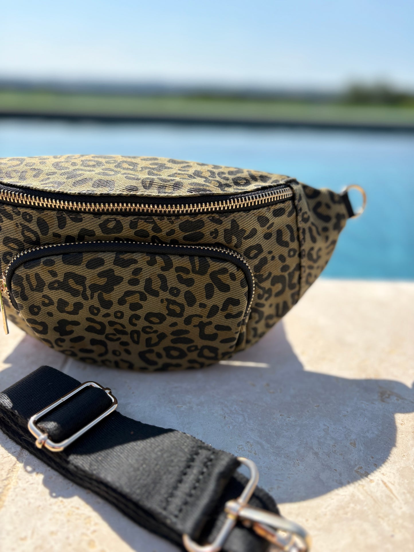 Sac banane en tissu imprimé léopard kaki 2 poches