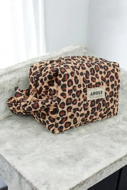 Pochette trousse en coton matelassé beige taupe motifs léopard couleur Noir et marron