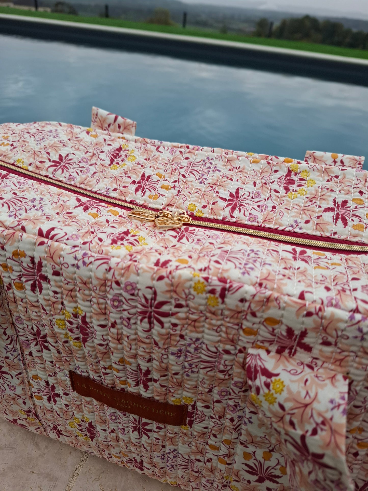 Sac week-end polochon en coton matelassé rose liberty fleuris nuances de rose de jaune et de blanc