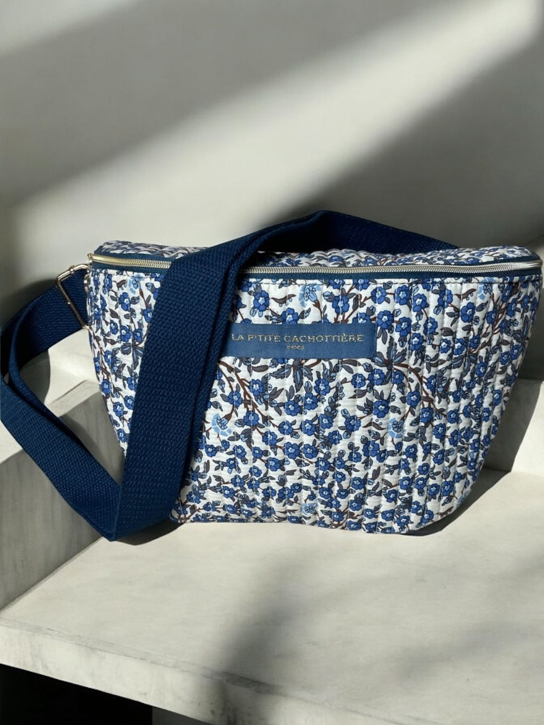 Nouveautés - Sac banane en coton liberty fleuri bleu marine « La Ptite cachottière »