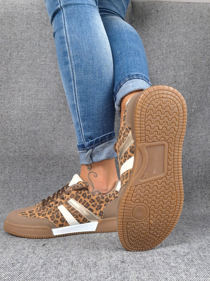 Chaussures baskets imprimé léopard avec bandes blanches et dorées type sneakers
