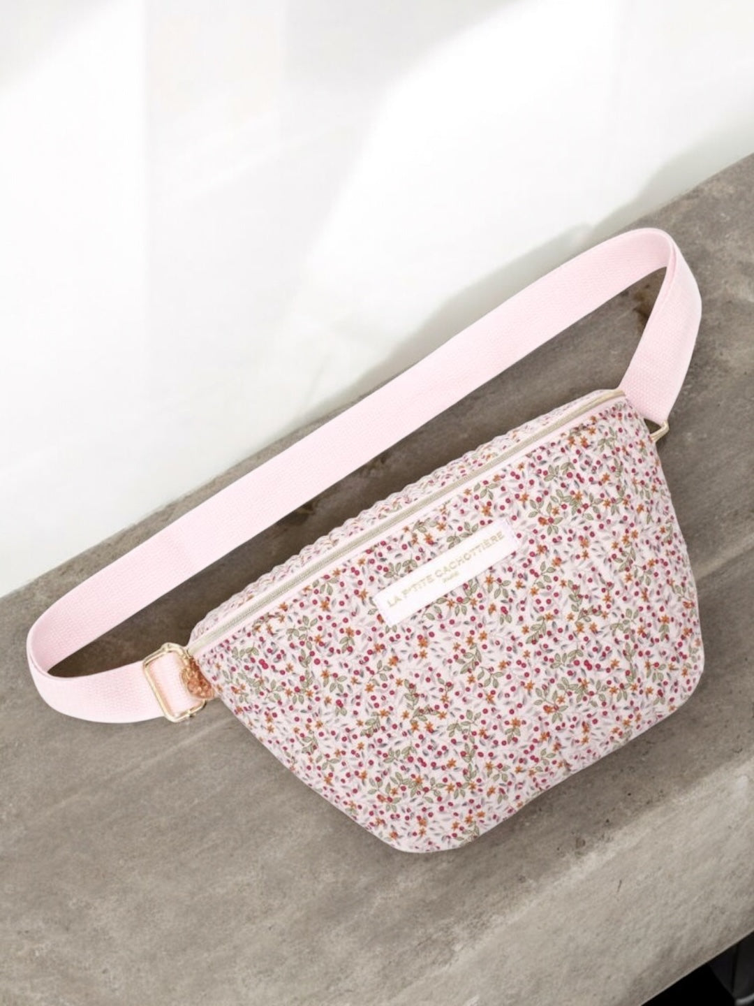 Sac banane en coton matelassé liberty baies rose crème  « La Ptite cachottière »