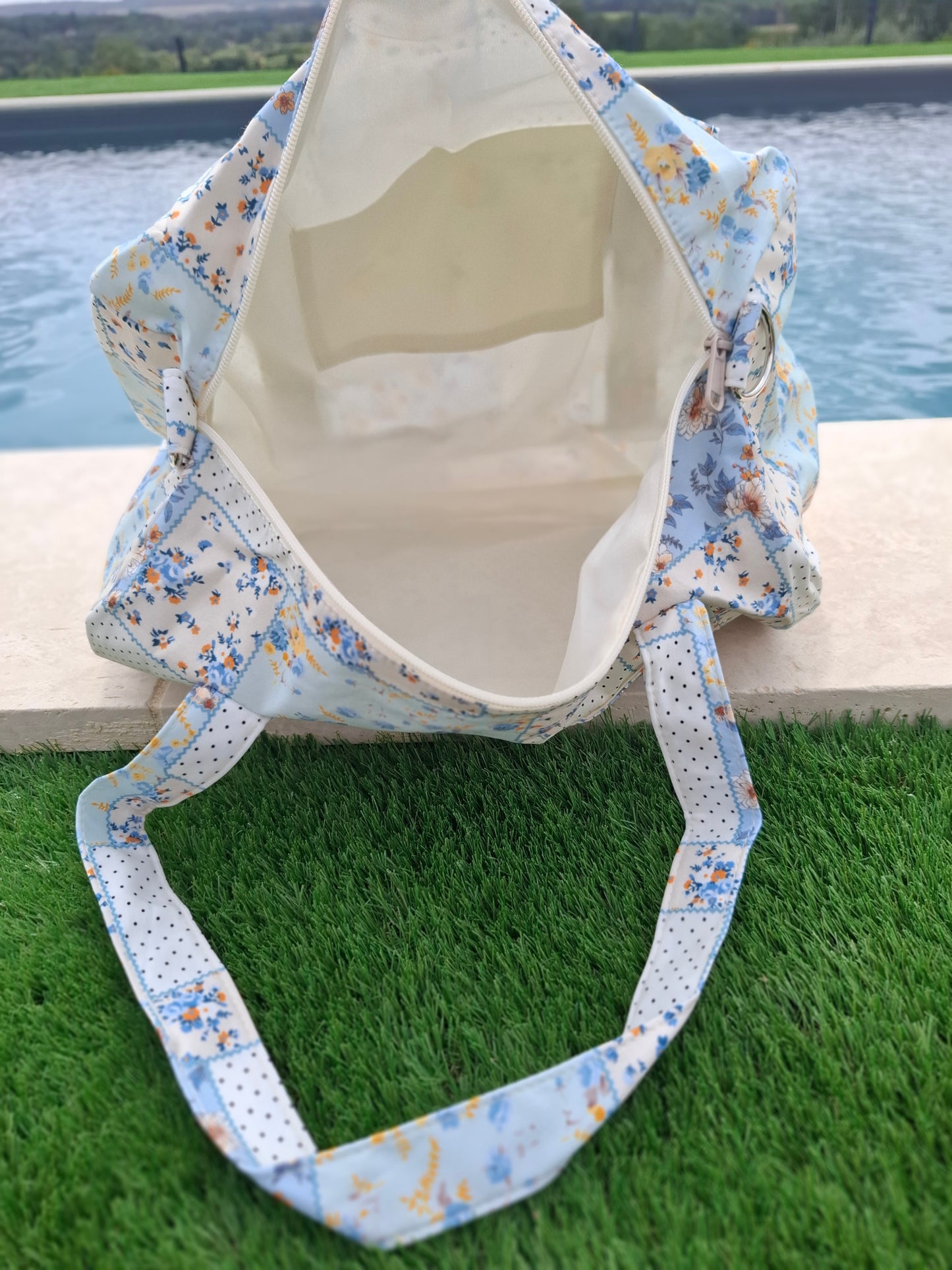 Sac polochon week end de voyage en tissu coton patchwork motifs floraux bleu clair et jaune