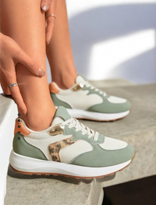 Chaussures baskets basses vertes tendance avec détails léopard style sneakers