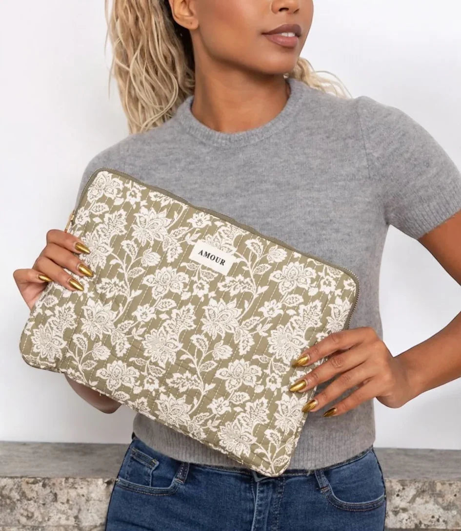 Pochette housse pour ordinateur en coton matelassé liberty floral toile de jouy couleur Kaki et blanc