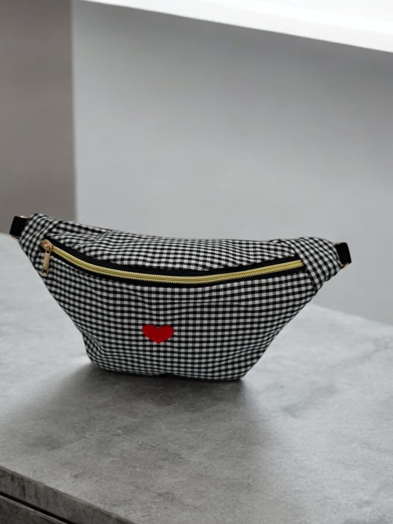 Sac banane en coton motif vichy noir et blanc avec cœur rouge