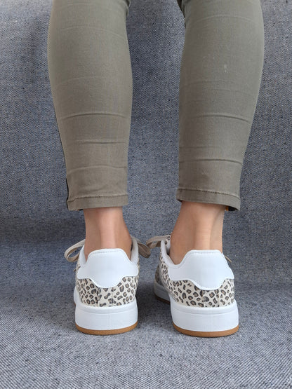 Chaussures baskets basses motif léopard basse en tissu beige style campus