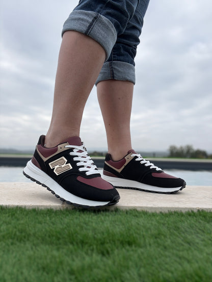 Chaussures baskets noire et rouge bordeaux avec logo stylisé style sneakers