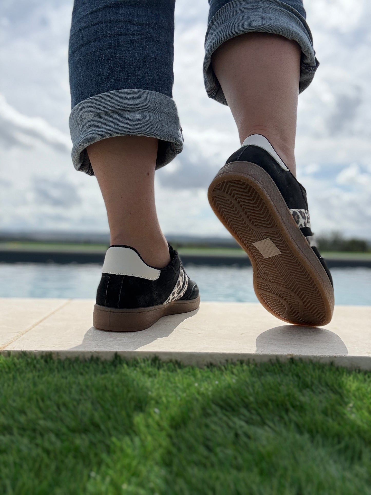 Chaussures baskets basses toucher daim noir avec bandes léopard style campus