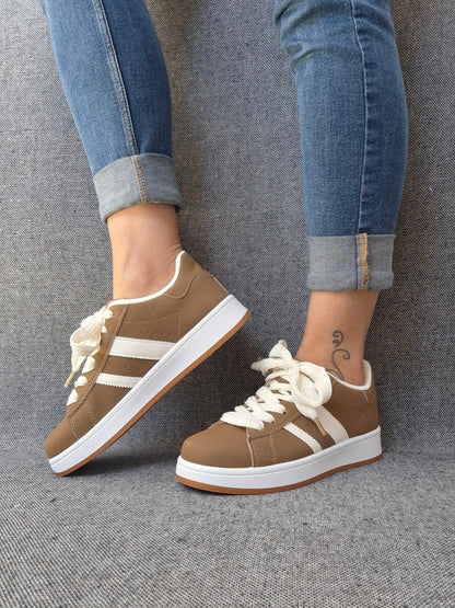 Chaussures baskets basses kaki marron à bandes blanches style campus
