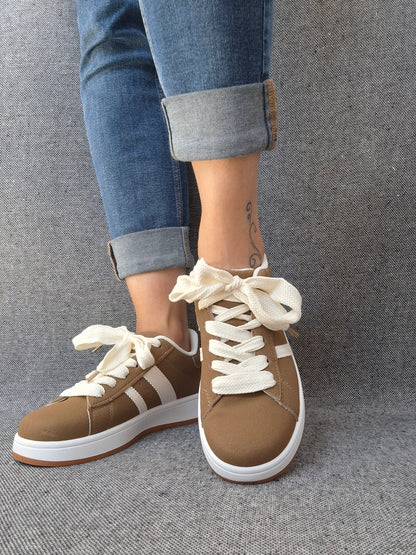 Chaussures baskets basses kaki marron à bandes blanches style campus