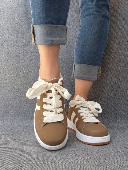 Chaussures baskets basses kaki marron à bandes blanches style campus