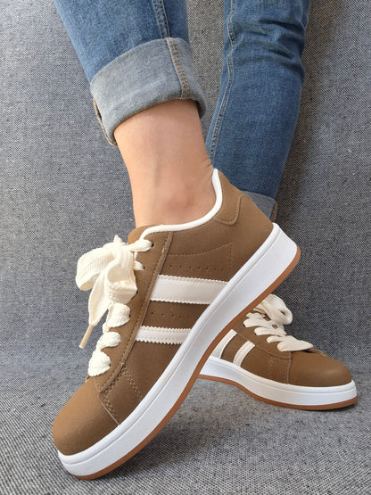 Chaussures baskets basses kaki marron à bandes blanches style campus
