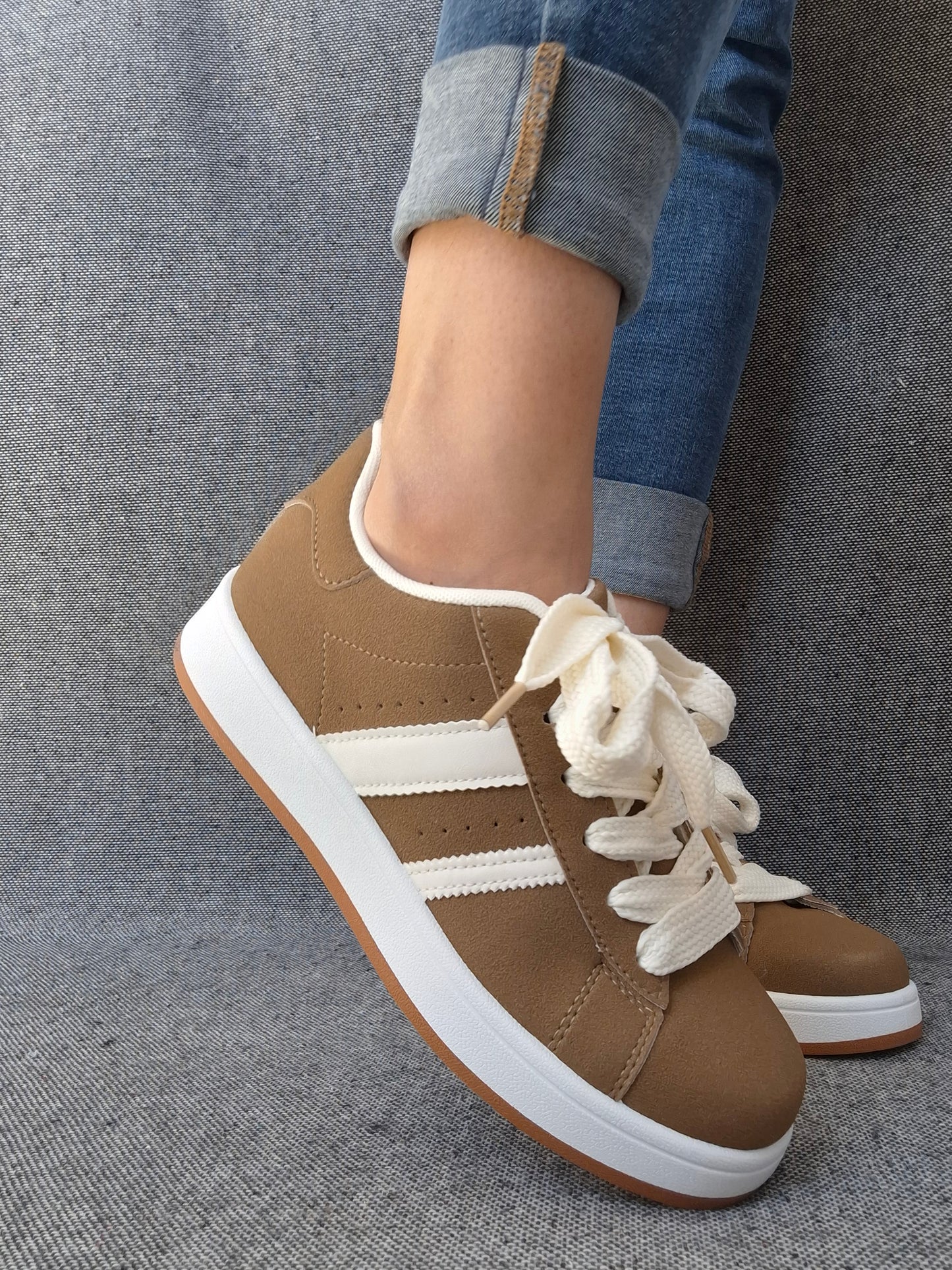 Chaussures baskets basses kaki marron à bandes blanches style campus