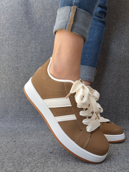 Chaussures baskets basses kaki marron à bandes blanches style campus