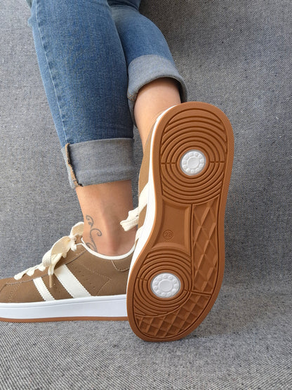 Chaussures baskets basses kaki marron à bandes blanches style campus