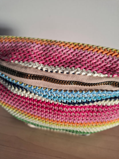 Sac banane en tissu avec un éventail de couleurs vives