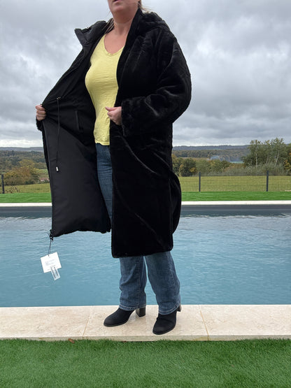 Manteau long réversible noir fausse fourrure avec capuche et cordons de serrage à la taille