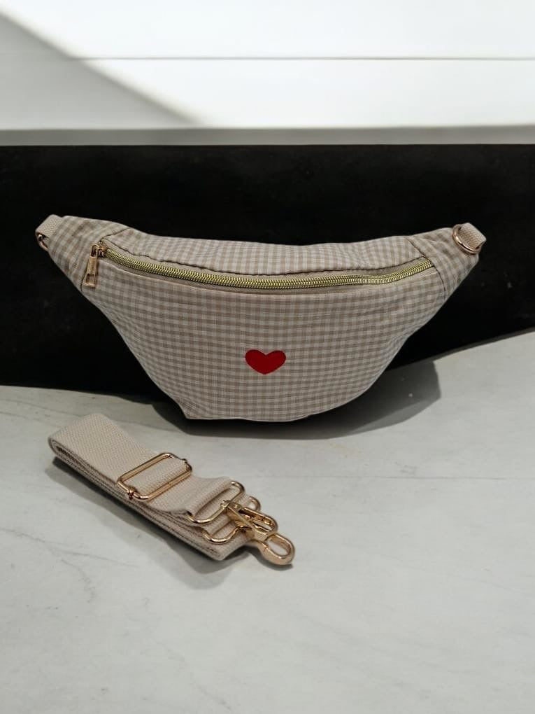 Sac banane en coton motif vichy beige et blanc avec cœur rouge