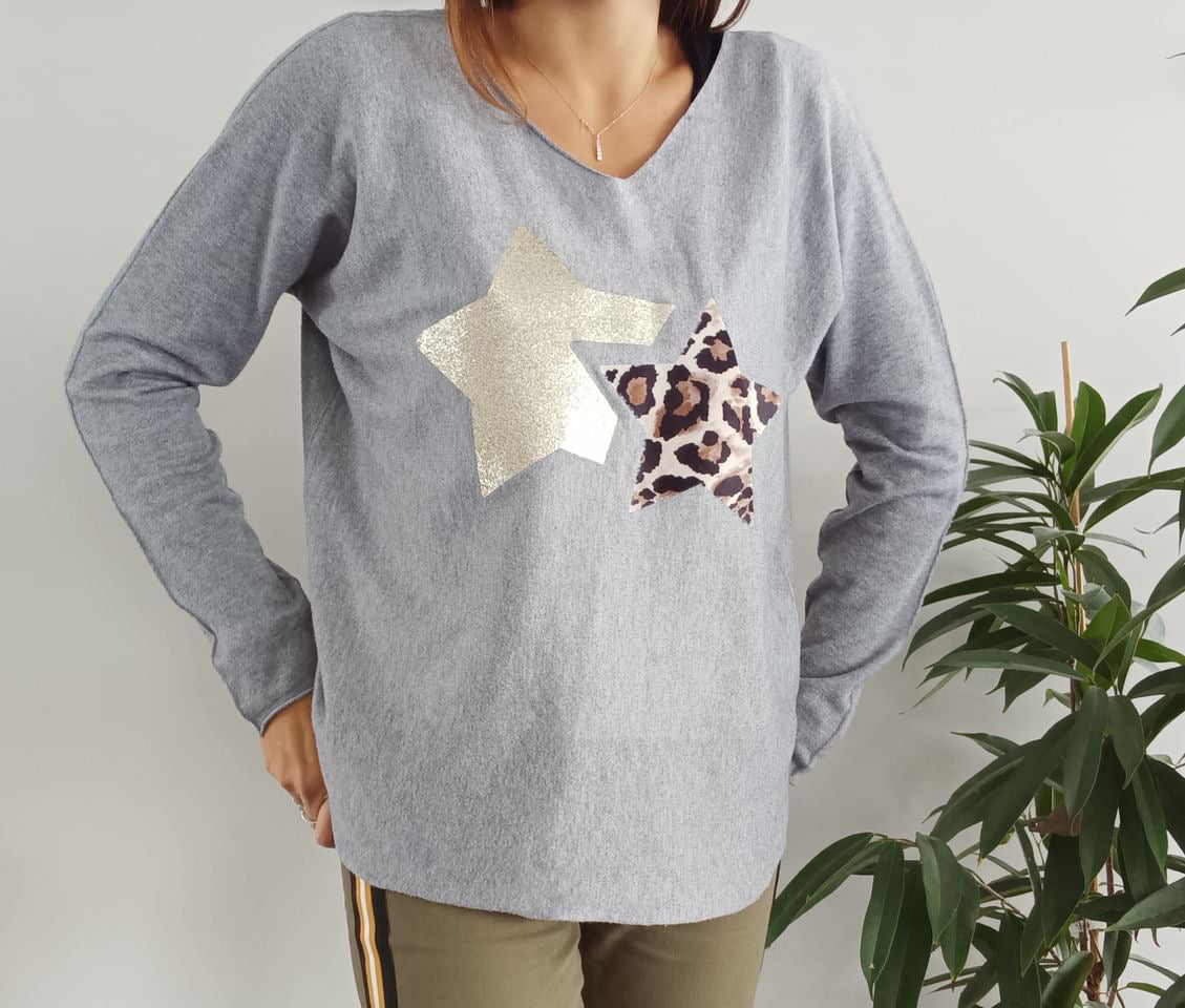 Pull maille gris clair à étoiles léopard et doré