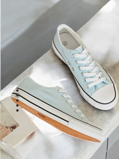 Chaussures baskets basses bleu ciel et blanc type converse