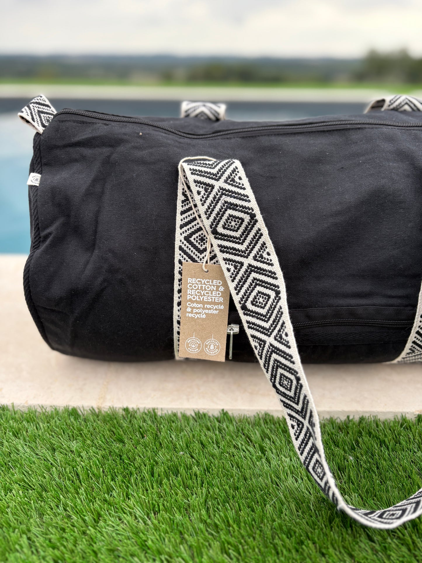 Sac polochon en coton tissu noir avec poignées motifs géométriques en noir et blanc