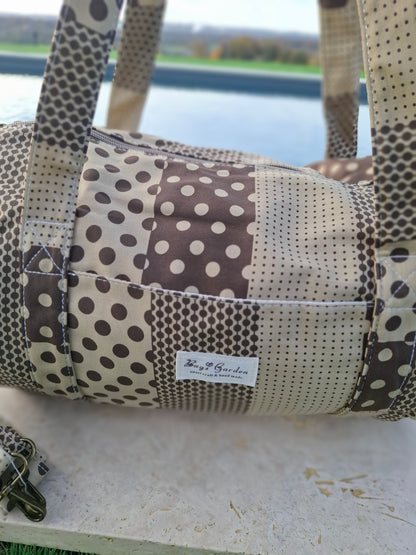 Sac polochon week end de voyage en tissu coton patchwork motifs à pois marron et taupe