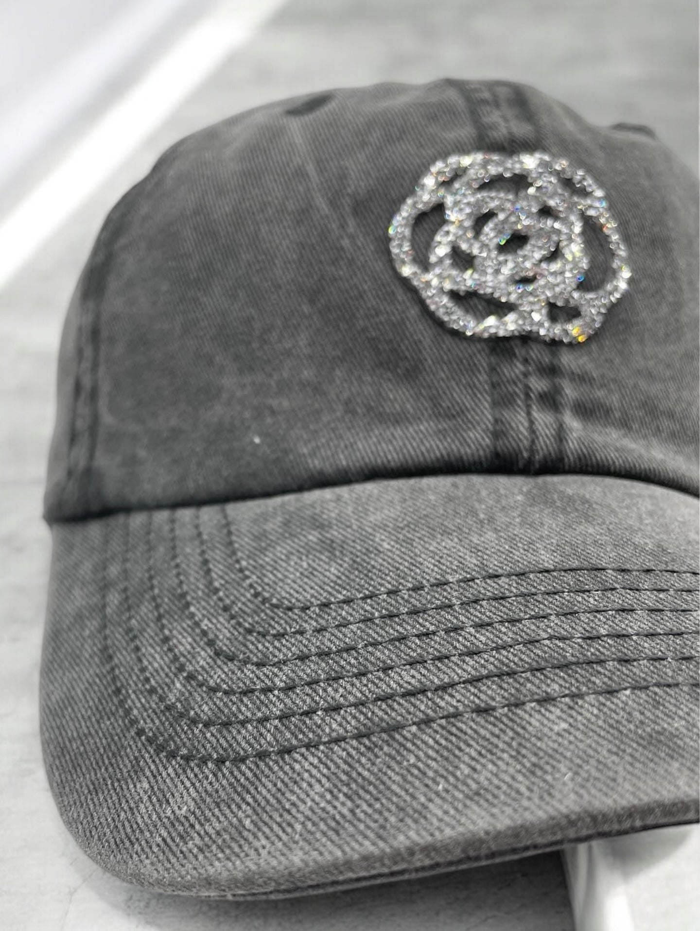 Casquette en coton jean gris avec logo en strass