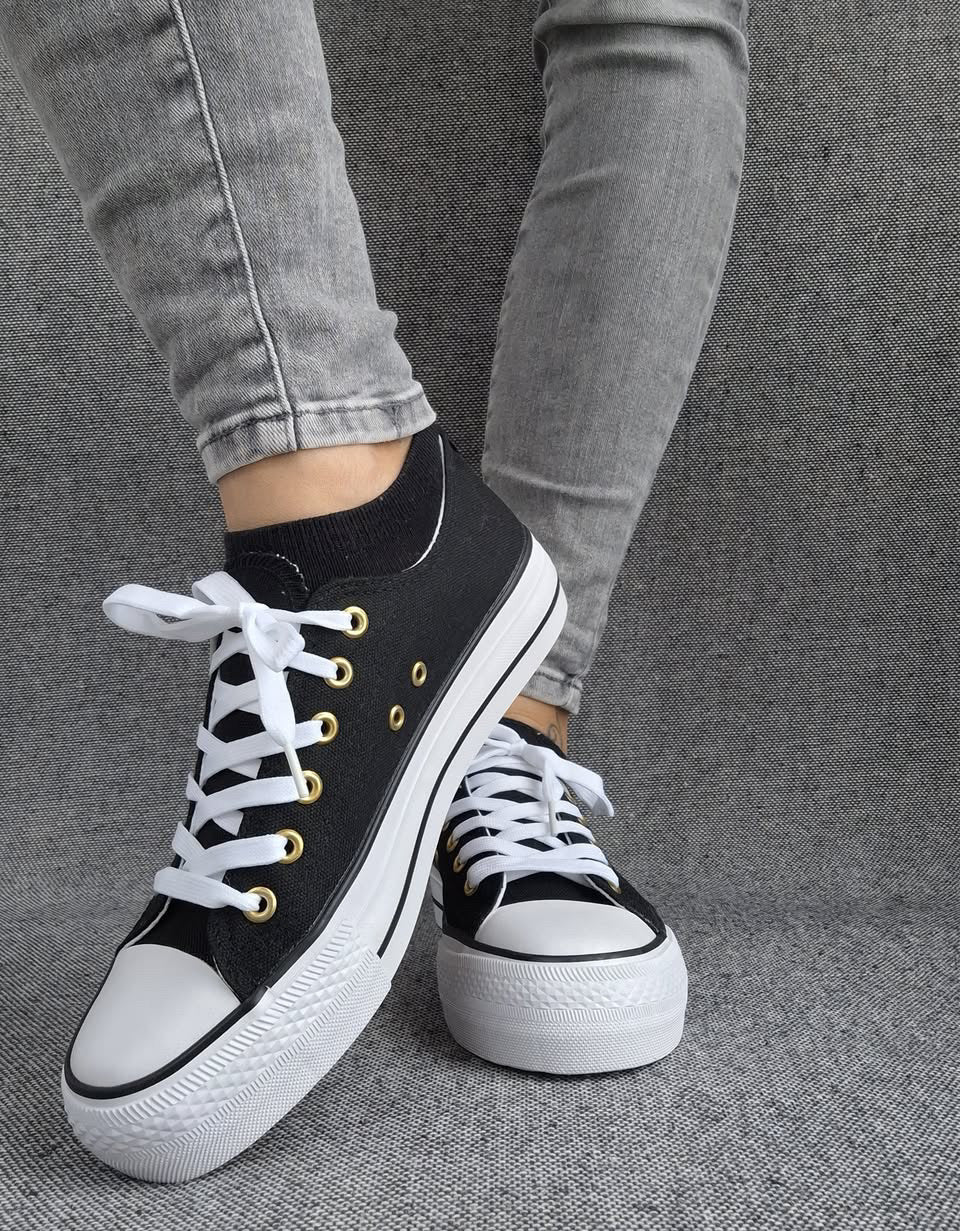 Chaussures baskets basses en toile noir avec inscription “Amor” style converse