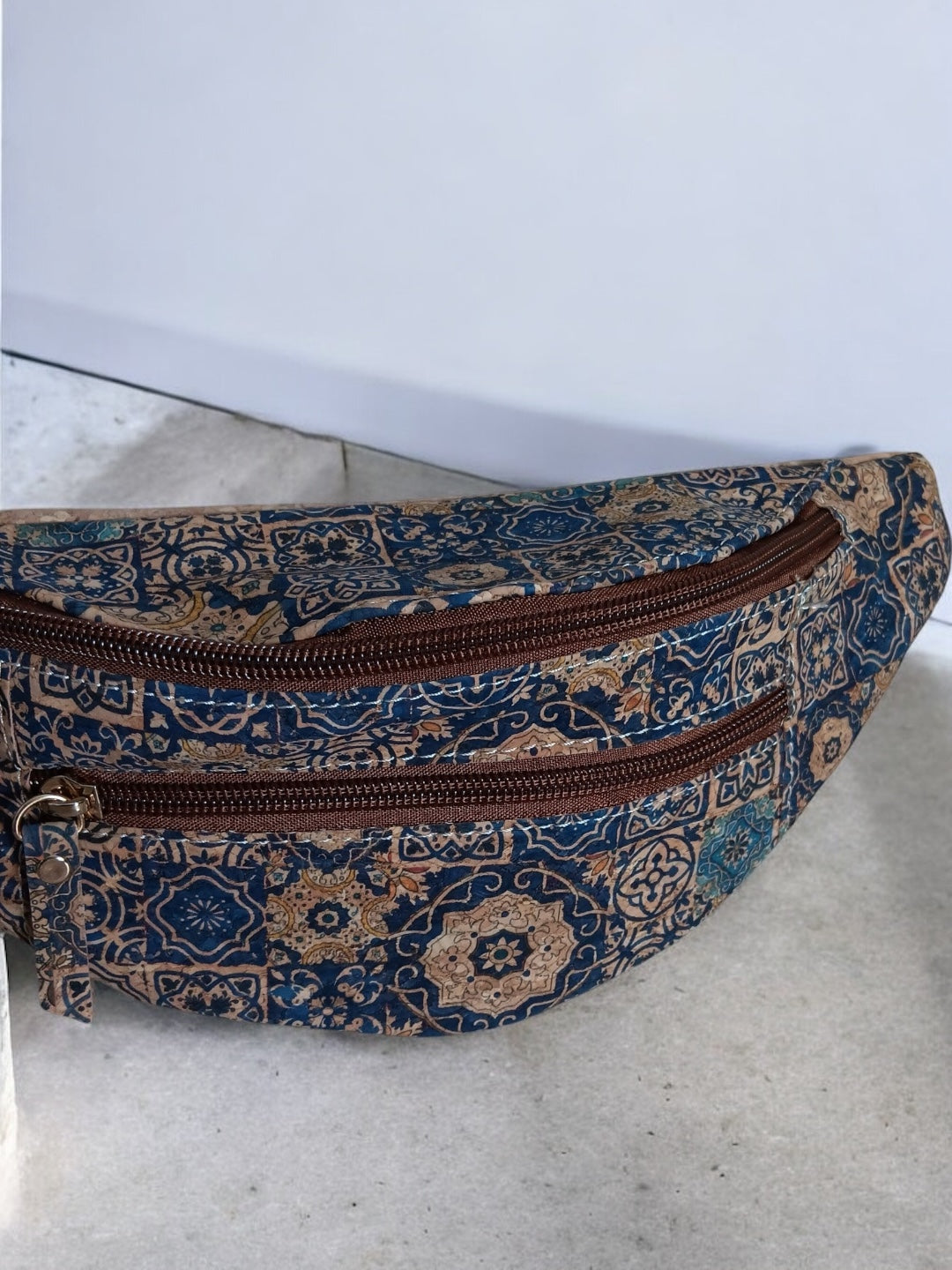 Sac banane en liège motifs « mosaïque bleue » - 2 poches