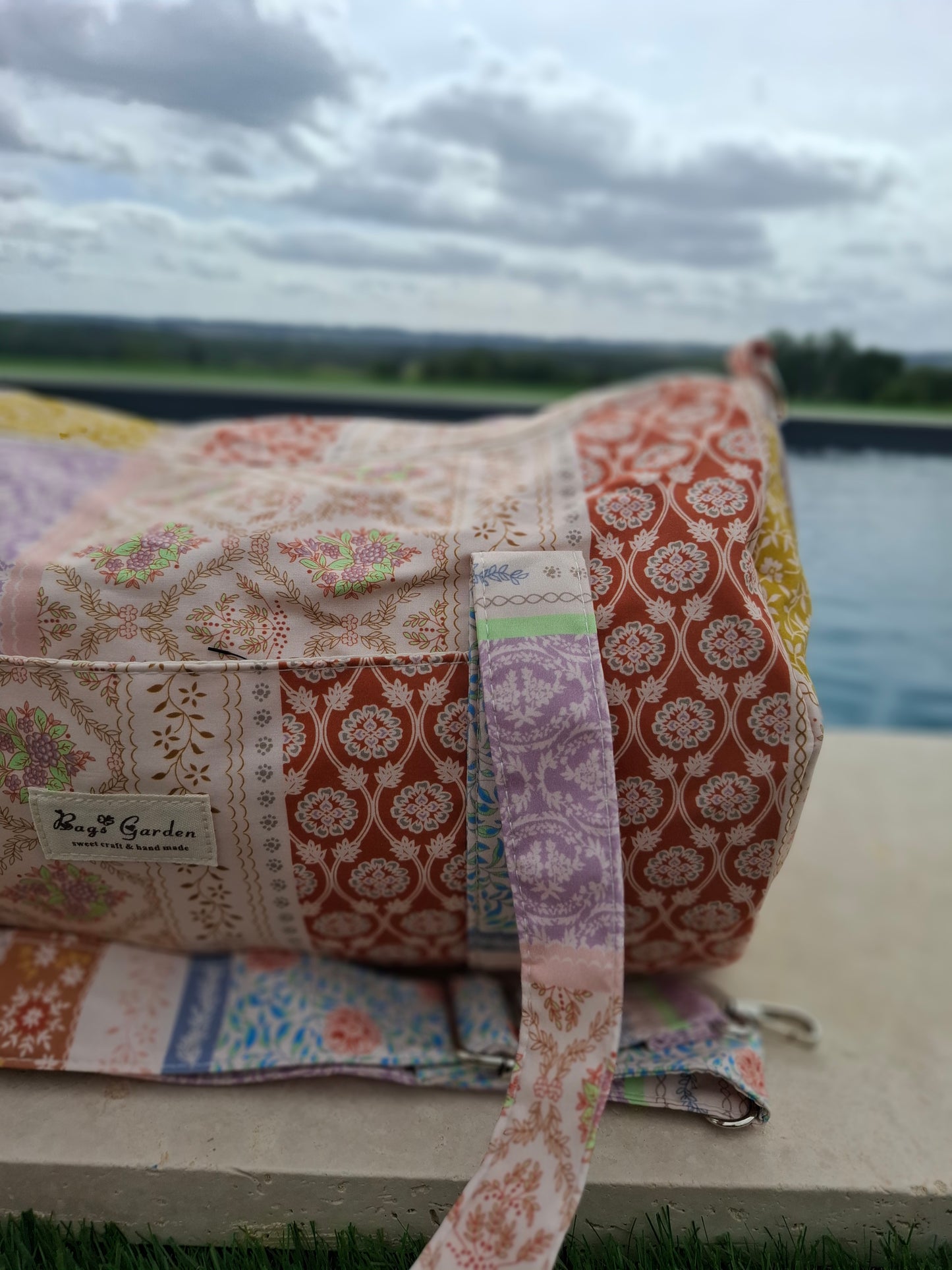 Sac polochon en tissu coton motifs patchwork fleuri avec des motifs géométriques orange rose bleu