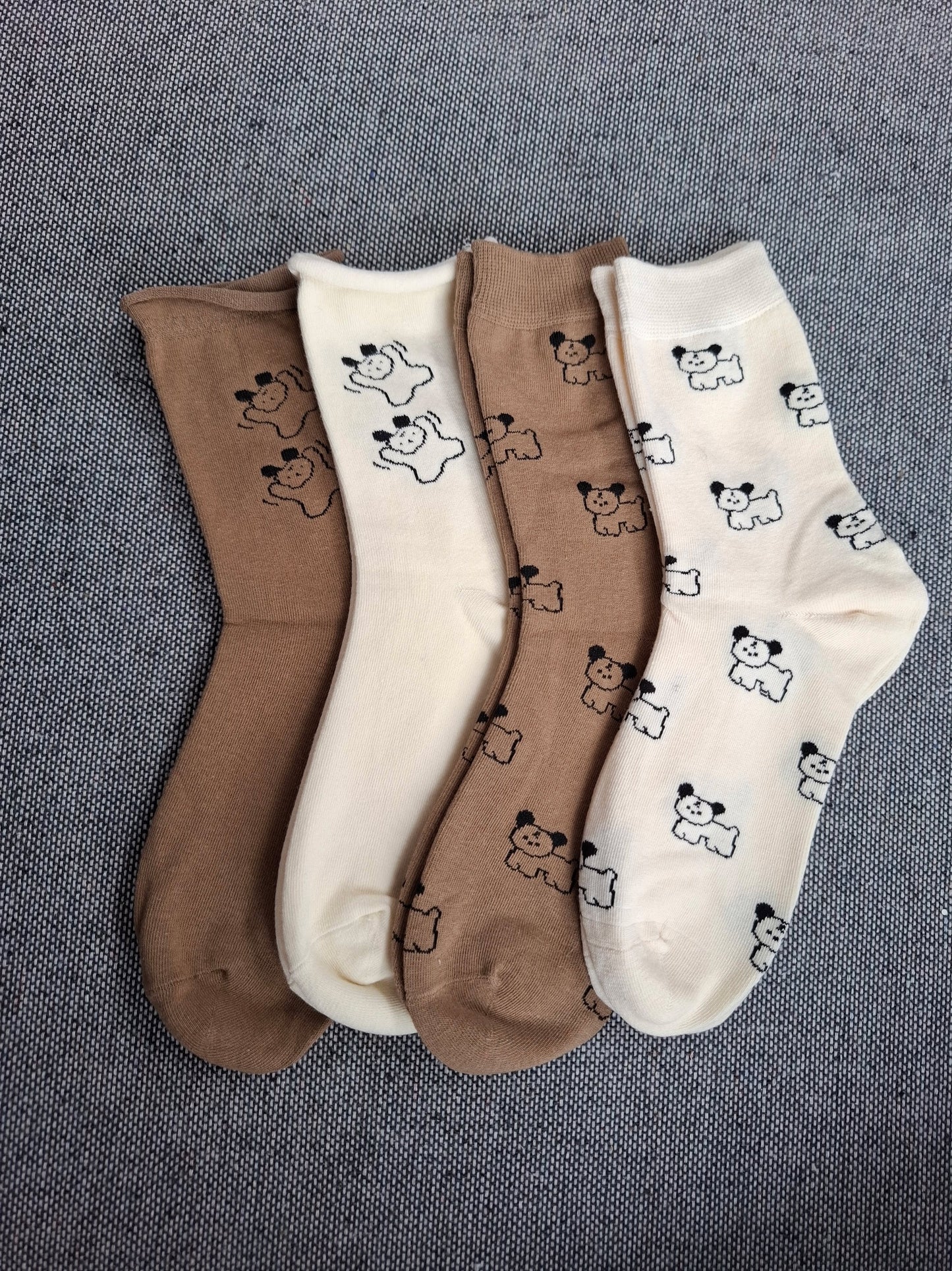 Paire de chaussettes marrons en coton à motifs deux petits chiens noirs