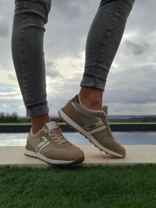 Chaussures baskets kaki et taupe avec un motif doré style sneakers new balance