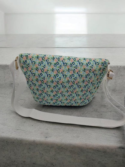 Sac banane en coton liberty fleuri bleu tons rouge « La Ptite cachottière »