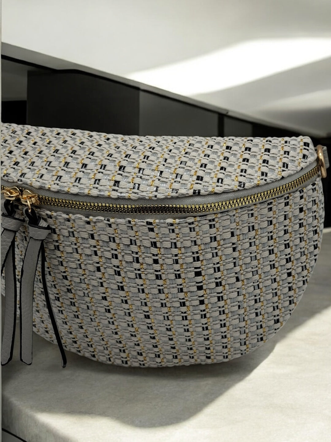 Sac banane en tissu à motif texturé de couleurs blanc, noir et bleuté sangle fantaisie