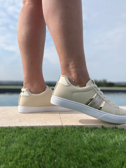 Chaussures baskets beige avec bandes dorées style sneakers