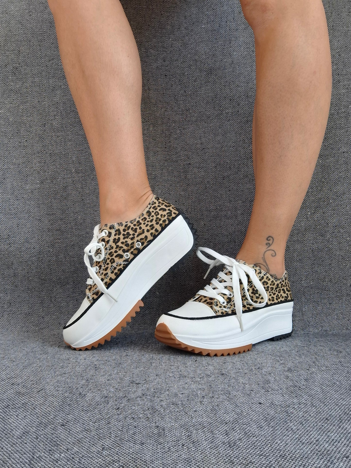 Chaussures baskets basses plate-forme tissu toile motif léopard