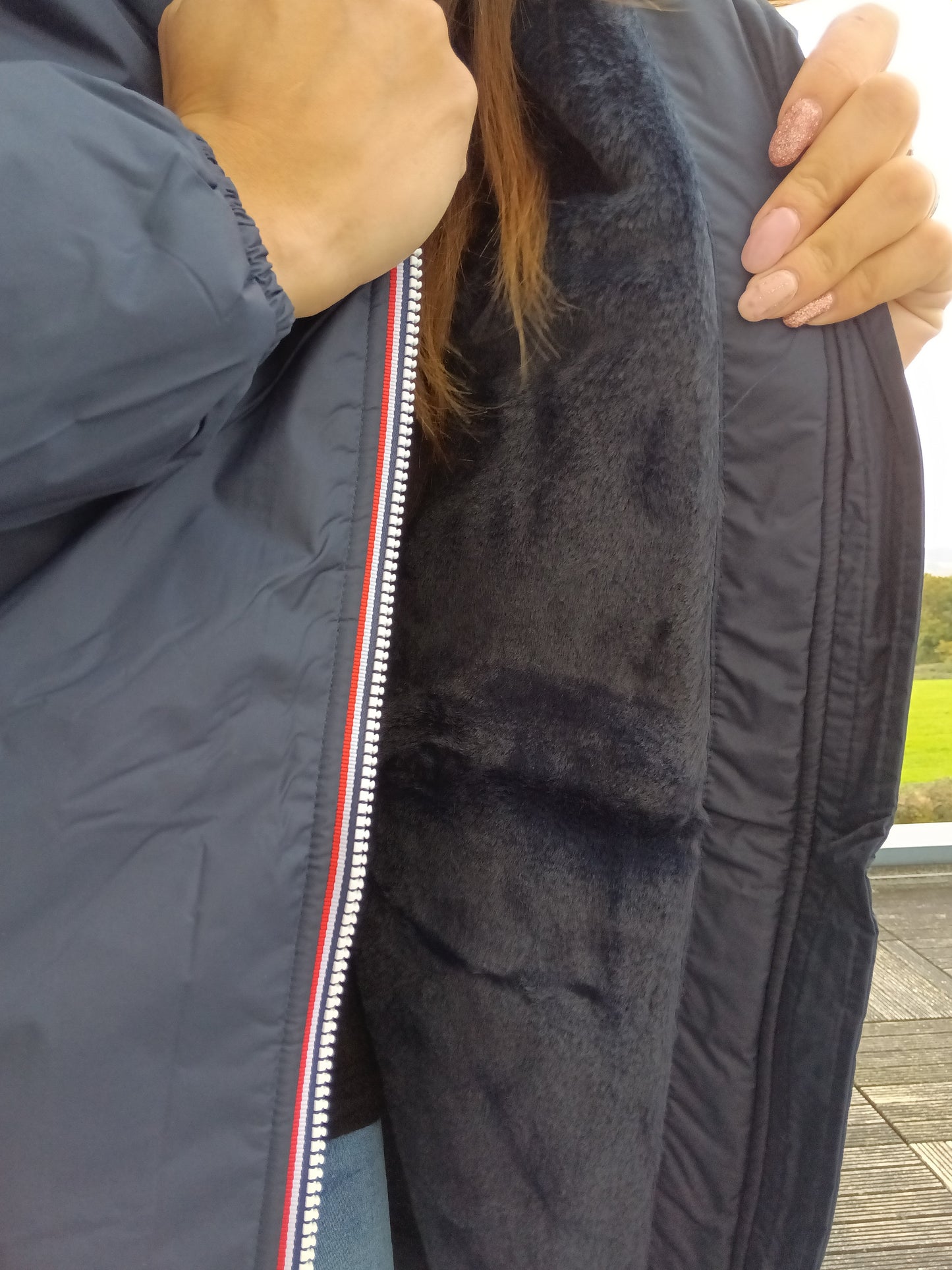 Laura Jo - Imperméable long doublé en fausse fourrure couleur bleu marine