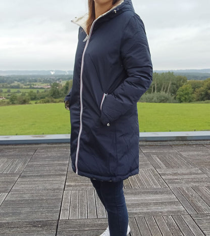 Melya Melody - Manteau long réversible et imperméable matelassé bleu marine/doré - Curvy