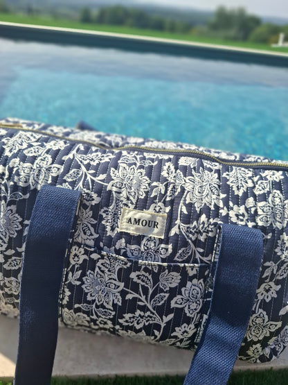 Sac polochon en coton matelassé liberty fleuri toile de jouy bleu marine et blanc