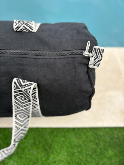 Sac polochon en coton tissu noir avec poignées motifs géométriques en noir et blanc